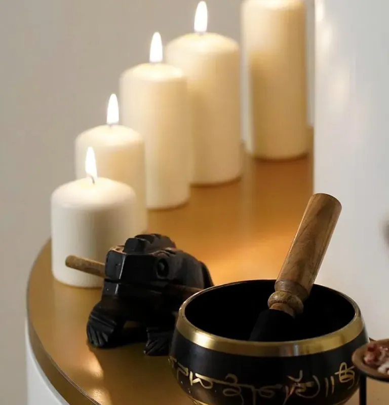 Zapálené svíčky a tibetská mísa ve studiu